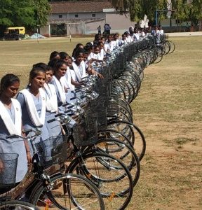 सरकारी योजना से छात्राओं को मिली सायकल, पढ़ाई की राह अब और भी हुई आसान…