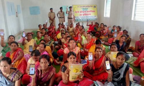 धमतरी पुलिस अधीक्षक प्रशान्त ठाकुर की पहल से छत्तीसगढ़ राज्य ग्रामीण आजीविका मिशन “बिहान” की महिलाओं के मोबाईल में कराया गया अभिव्यक्ति एप डाउनलोड…