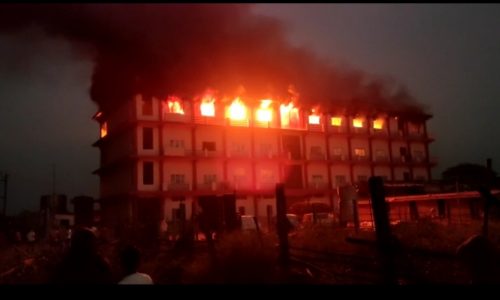 बिग ब्रेकिंग ✍️ मिक्चर फेक्टरी में लगी आग ऊपरी मंजिल पूरी तरह जल कर राख….