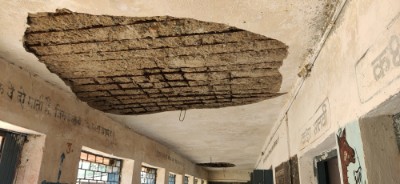 मिडिल स्कूल भवन के बरामदे और किचन शेड का छत कई जगह टूट कर गिरा शिक्षक बच्चो की सुरक्षा को लेकर चिंतित…