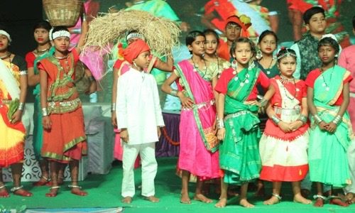 कला केन्द्र के स्कूली बच्चों की शानदार प्रस्तुति, रैम्प वाक कर पारंपरिक आदिवासी संस्कृति की बिखेरी छटा…..