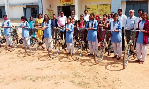 सरस्वती साइकिल योजना के तहत छात्राओं को नि:शुल्क 89 साइकिल वितरण किया गया, छात्राओं में दिखी मुस्कान….