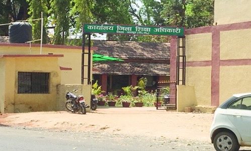 जिला शिक्षा अधिकारी ने बगीचा के गुरुकुल संस्कृत विद्यालय सेंदवार की मान्यता पर लगाई रोक….