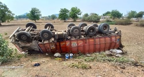 बिहार से तिल्दा नेवरा जा रही चावल लोड ट्रक ट्रैक्टर को बचाने के चक्कर बिशुनपुर में खेत मे पलटी चारों चक्का ऊपर ड्राइवर को आई हाथ पैर में चोटें…..