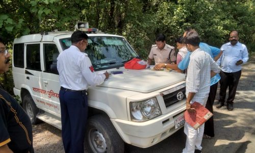जिला परिवहन अधिकारी एवं बलरामपुर यातायात पुलिस के द्वारा यात्री बस चेकिंग के दौरान कार्यवाही करते हुए 14500 रुपए शमन शुल्क वसूले….
