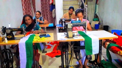 महिला स्व सहायता समूह द्वारा जिले में तैयार किए 60 हजार से अधिक राष्ट्रीय ध्वज…..
