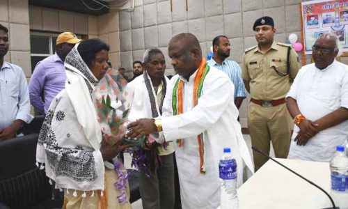 जिला एवं पुलिस प्रशासन द्वारा शहीद परिवारोें का किया गया सम्मान, शहीदों के स्मरण समारोह का आयोजन करने पर पर संसदीय सचिव ने दिया मुख्यमंत्री को धन्यवाद….