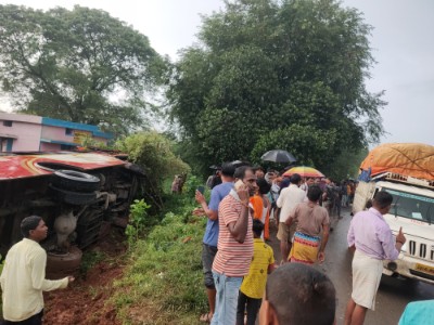 राष्ट्रीय राजमार्ग 43 के जर्जर हालत के कारण बसे चल रही गावो से होकर गोढ़ीकला के पास राजधानी बस ने मोटरसाइकिल को टक्कर मार कर पलटी तीन लोगों की मौत 5 घायल….