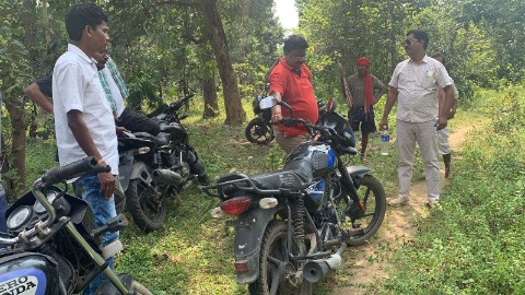 लापरवाह विभाग पर भारी पड़े विधायक मोटरसाइकिल से किया जंगल की कटाई क्षेत्र का मुआयना ….