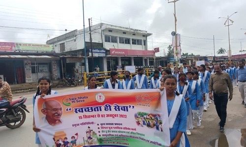 स्कूली बच्चों ने स्वच्छता का संदेश देने निकाली रैली, विभिन्न स्थानों में साफ-सफाई कर किया श्रमदान….