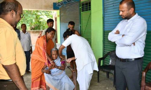 कलेक्टर ने टीकाकरण महाअभियान का निरीक्षण कर लोगों को टीकाकरण के लिए किया प्रोत्साहित, सुभाषनगर की 100 वर्षीय श्रीमती मंडल ने लगवाया प्रीकॉशन डोज….
