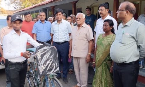 पत्थलगांव विधायक रामपुकार सिंह और कलेक्टर ने मृतक के बेटे रोशन साय को दिया लैपटॉप और साइकिल…