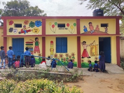स्कूल की दीवारें भी पढ़ा रही शिक्षा का पाठ, प्रिंटरिच वातावरण से बच्चे हो रहे अति उत्साहित……