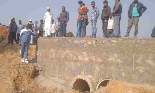 केएन त्रिपाठी ने किया पुल का निरीक्षण, ग्रामीणों ने ठेकेदार पर लगाया पानी बंद करने का आरोप….