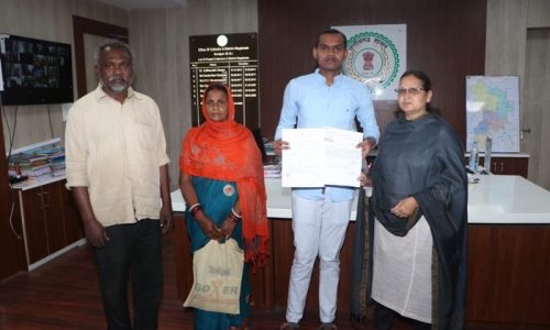 जिले का होनहार छात्र सूरज कुमार बनेगा डॉक्टर, मुख्यमंत्री की मंशा अनुसार कलेक्टर ने डीएमएफ मद से प्रदाय की आर्थिक सहायता राशि का चेक….