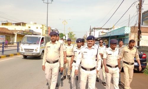 सुरक्षा व्यवस्था को पुख्ता करने पुलिस के अधिकारी व जवान कर रहे क्षेत्र में पैदल गश्त व पेट्रोलिंग, बैंक भीड़भाड़ वाले स्थानों पर संदिग्धों पर रखी जा रही नजर….