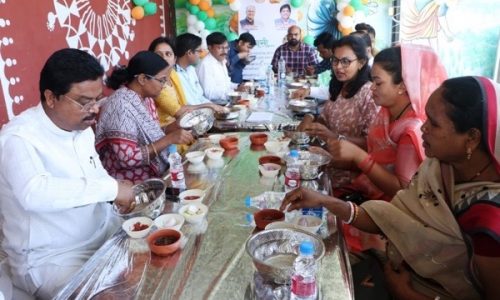 श्रमिक दिवस पर श्रमिकों का किया गया सम्मान बोरे बासी खाना छत्तीसगढ़ की पुरानी संस्कृति : संसदीय सचिव