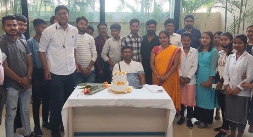 नगर के युवा आईकाॅन राहुल अग्रवाल के जन्म दिन पर बधाई देने वालो का लगा रहा ताता जगह जगह काटे गए केक…..