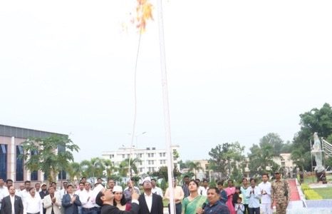 हर्षाेल्लास और सादगी के साथ कलेक्ट्रेट में मनाया गया स्वतंत्रता दिवस……