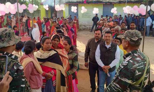 बलरामपुर पुलिस अधीक्षक ने सुबह प्राथमिक शाला दहेजवार मतदान केंद्र में आम मतदाताओ के साथ लाइन में लगकर किया मतदान….