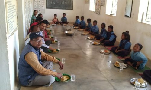 प्राथमिक शाला कोड़ाकू पारा करसी के प्रधान पाठक ने बच्चों को खिलाया न्यौता भोजन…..