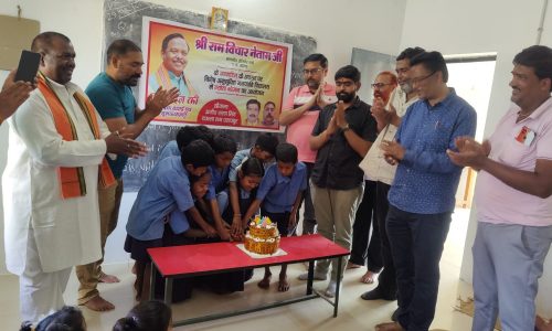 भाजपा नेताओं ने स्कूलों में केक काटकर बच्चों के साथ मनाया कृषि मंत्री राम विचार नेताम का जन्मदिन, बच्चों को कराया न्योता भोजन एवं स्वास्थ्य केंद्र में बांटे फल….
