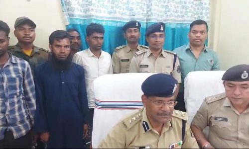 रामचन्द्रपुर क्षेत्र के भेलवा दामर जंगल में हुए अंधे कत्ल की गुत्थी पुलिस ने सुलझायी, हत्या करने वाले तीन आरोपियों को पुलिस ने किया गिरफ्तार….