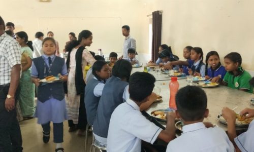 पोषण शक्ति निर्माण योजना के अंतर्गत प्रभुचरण सिंह के जन्म दिन के उपलक्ष्य में स्वामी आत्मानन्द स्कूल के बच्चों के साथ अतिथियों को दिया गया भोजन….
